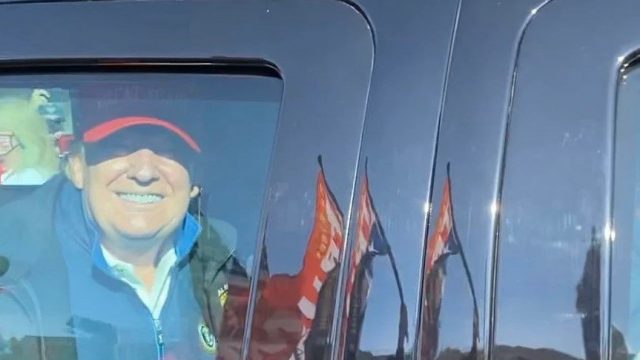圖為川普總統11月14日現身華府挺川遊行隊伍，面露燦爛笑容。（推特圖片）