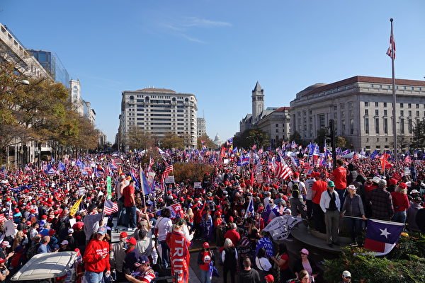 圖為華盛頓數十萬人舉行支持川普連任的遊行，場面壯觀。（大紀元）