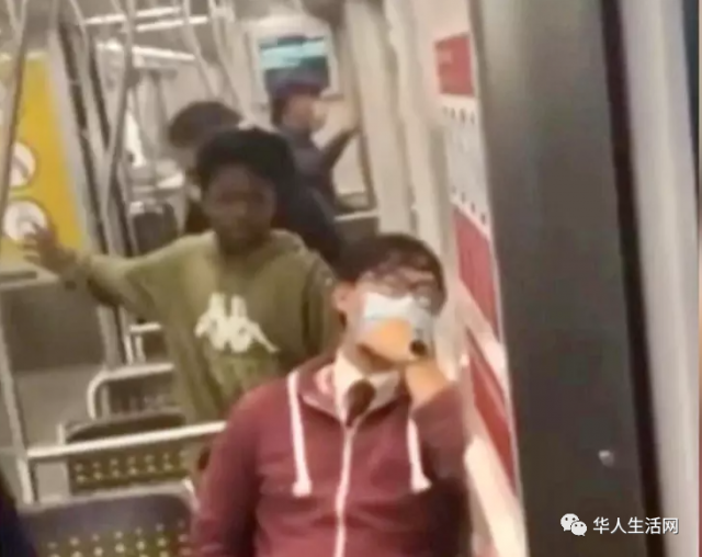 愤怒！2名亚裔乘坐地铁 无端遭非裔少年搧耳光！