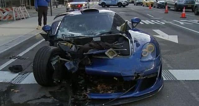 华裔富豪在空旷的纽约市中心毒驾飙车，撞毁530万元限量超跑