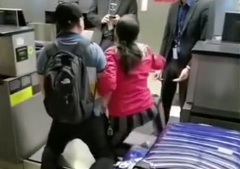 下跪求回國! 華人夫婦在機場嚎啕大哭: 放我們上飛機吧 給你跪下了!