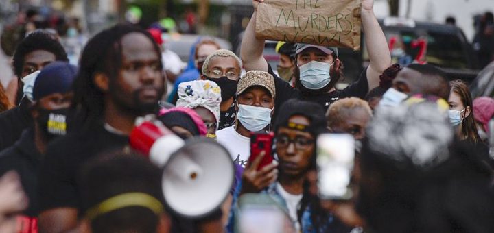 纽约警方被爆用头套致非裔男子窒息身亡，引发新一轮种族示威