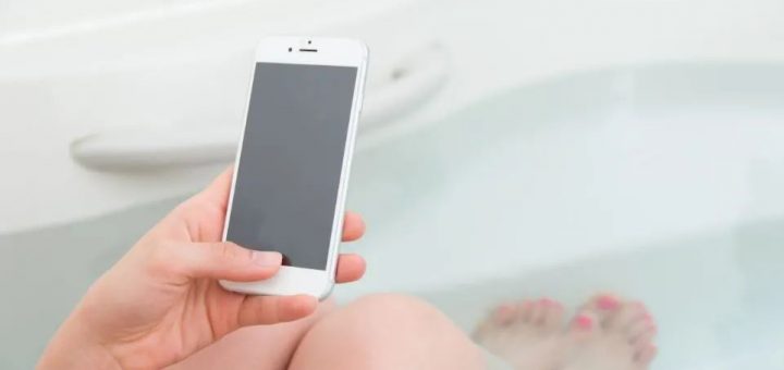 警惕! 24岁美女在厕所玩手机 一个动作被电死 变赤裸尸体 已有多人因此丧命!