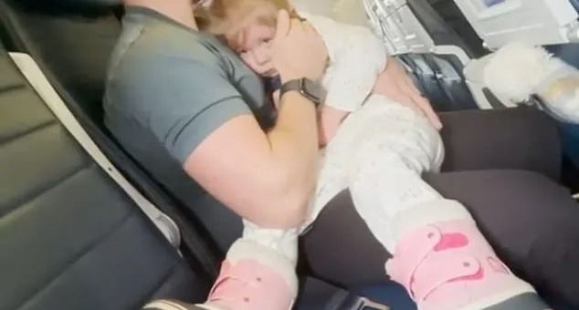 视频爆火！我们被联航踢下飞机，因为2岁女儿拒绝戴口罩！