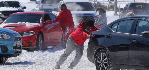 冷冷冷！冬季风暴 "尤里 "过境，13人死亡，500万人断电，民众绝望躲进车里取暖