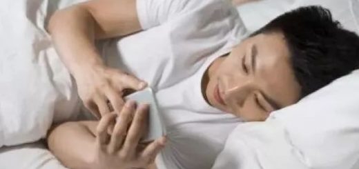总喜欢在睡前玩手机的人，用不了多久，这 4 个“痛苦”或许会落你身上！