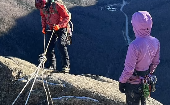 慘劇! 工程師攜妻爬山 登頂拍照 墜落900英尺懸崖 當場死亡!