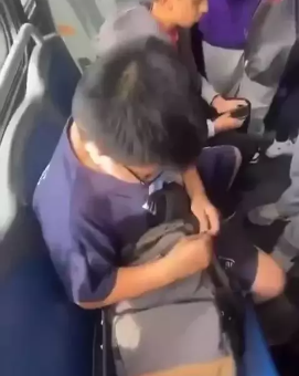 美国华裔男生坐公车，被黑人女生暴打，无力还手， 校方称受害者应该让出位子！